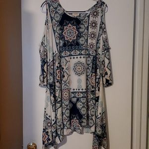 Beautiful dress with open shoulder sleeves